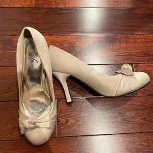 Peach bow heels
